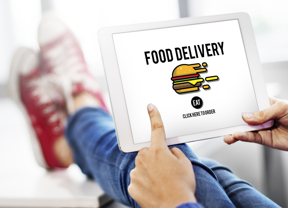 franquia de delivery imagem ilustrativa pessoa pedindo comida app