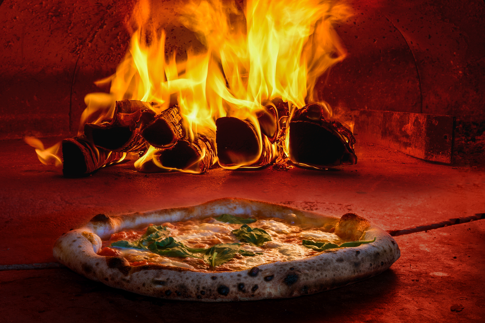 Pizza de cone franquia: pizza comum sendo assada em forno de lenha