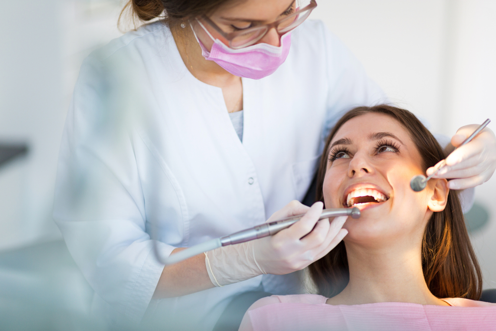 dentista atendendo mulher (valores franquias)