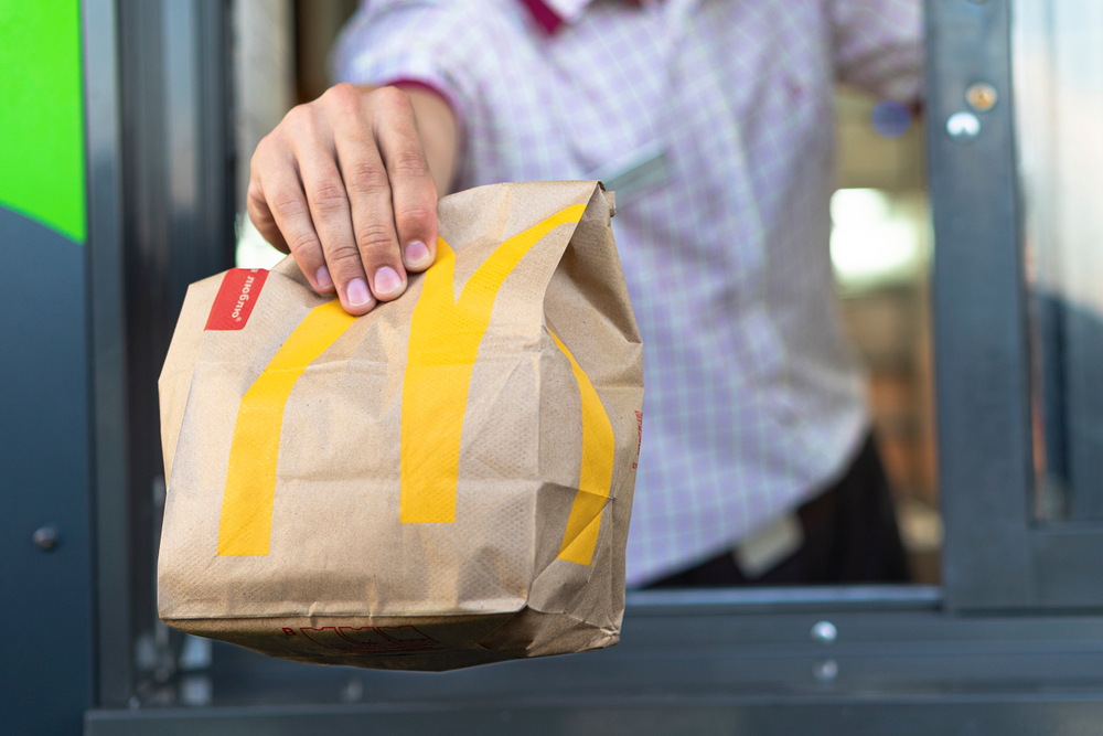 Franquias McDonald's: pedido sendo entregue pelo delivery