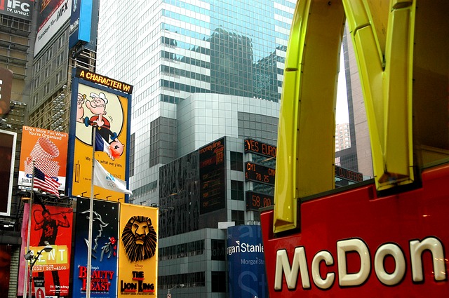 rua de Nova York com logo de varias lojas famosas